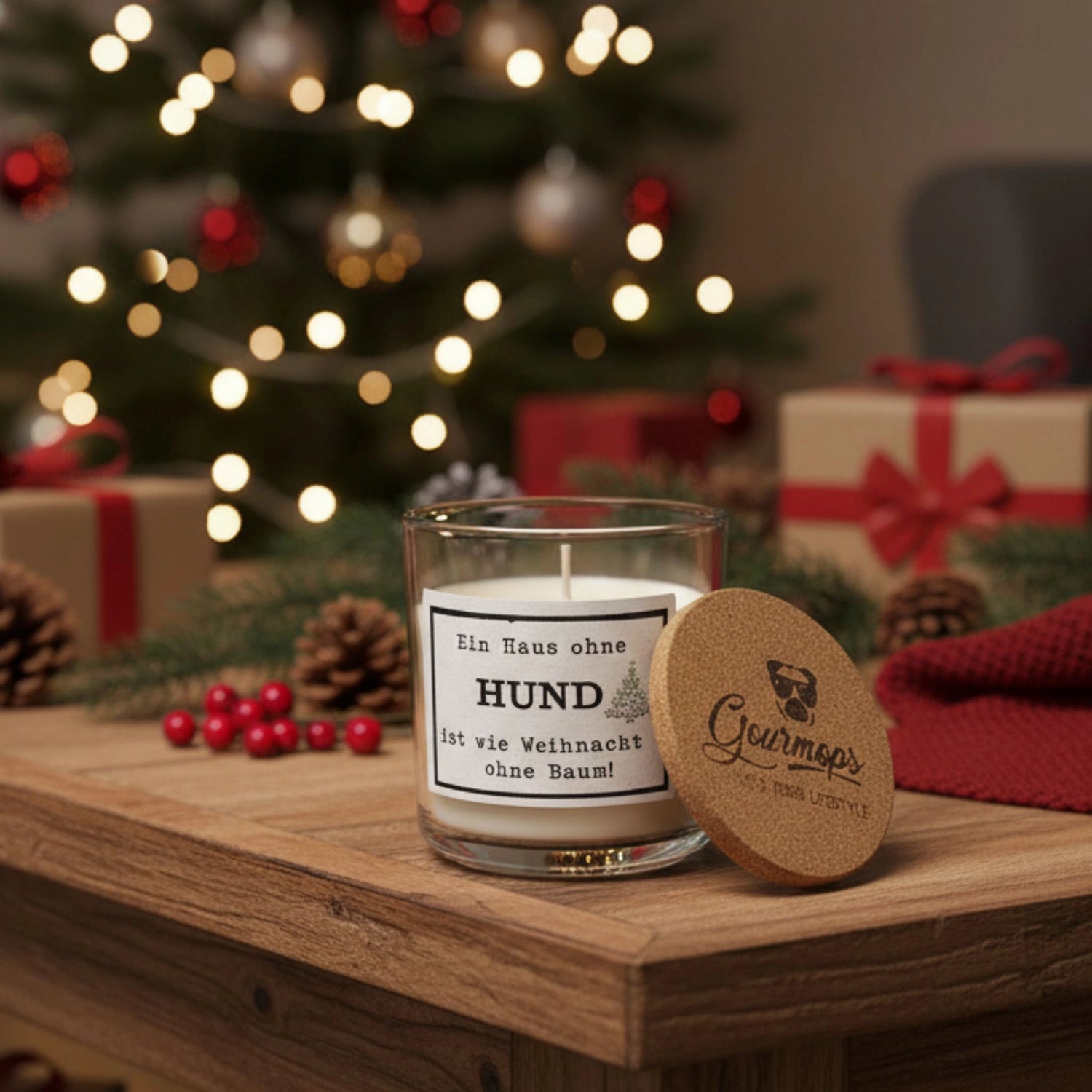 GOURMOPS Duftkerze im Glas auf einem weihnachtlichen Tisch – warmes Licht und sanfter Vanilleduft schaffen Wohlfühlatmosphäre – dekoratives Accessoire &amp; Geschenk für Hundeliebhaber.