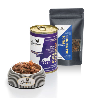 Monoprotein-Paket Pferd von Gourmops – Nassfutter Pferd im Napf mit frischem Pferdefleisch, daneben Gourmet-Dose und Snacks Pferd für allergische und sensible Hunde, getreidefrei und hypoallergen hergestellt in Deutschland