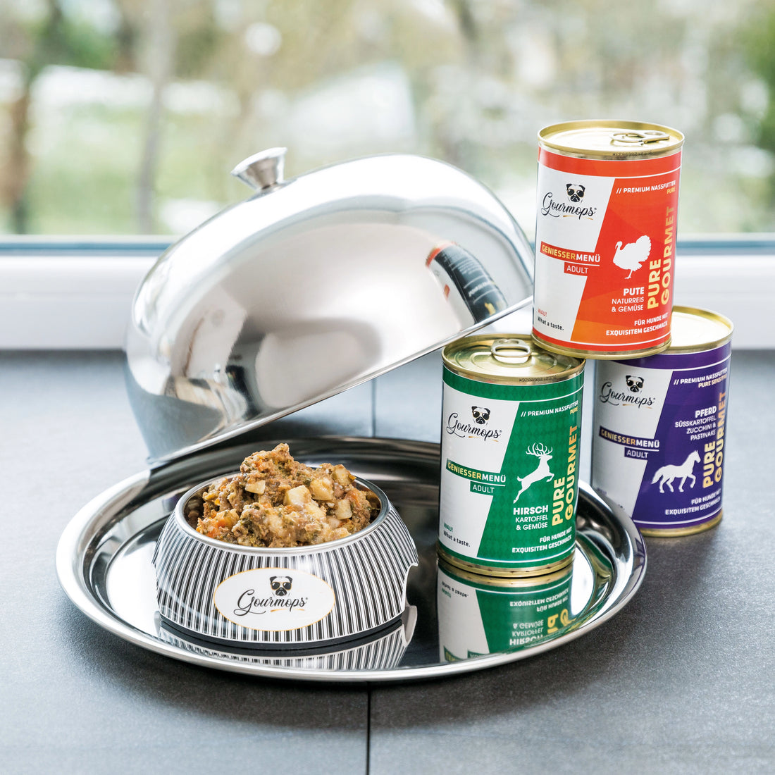Gourmops Nassfutter stilvoll serviert auf edlem Tablett – Premiumqualität bis ins Detail