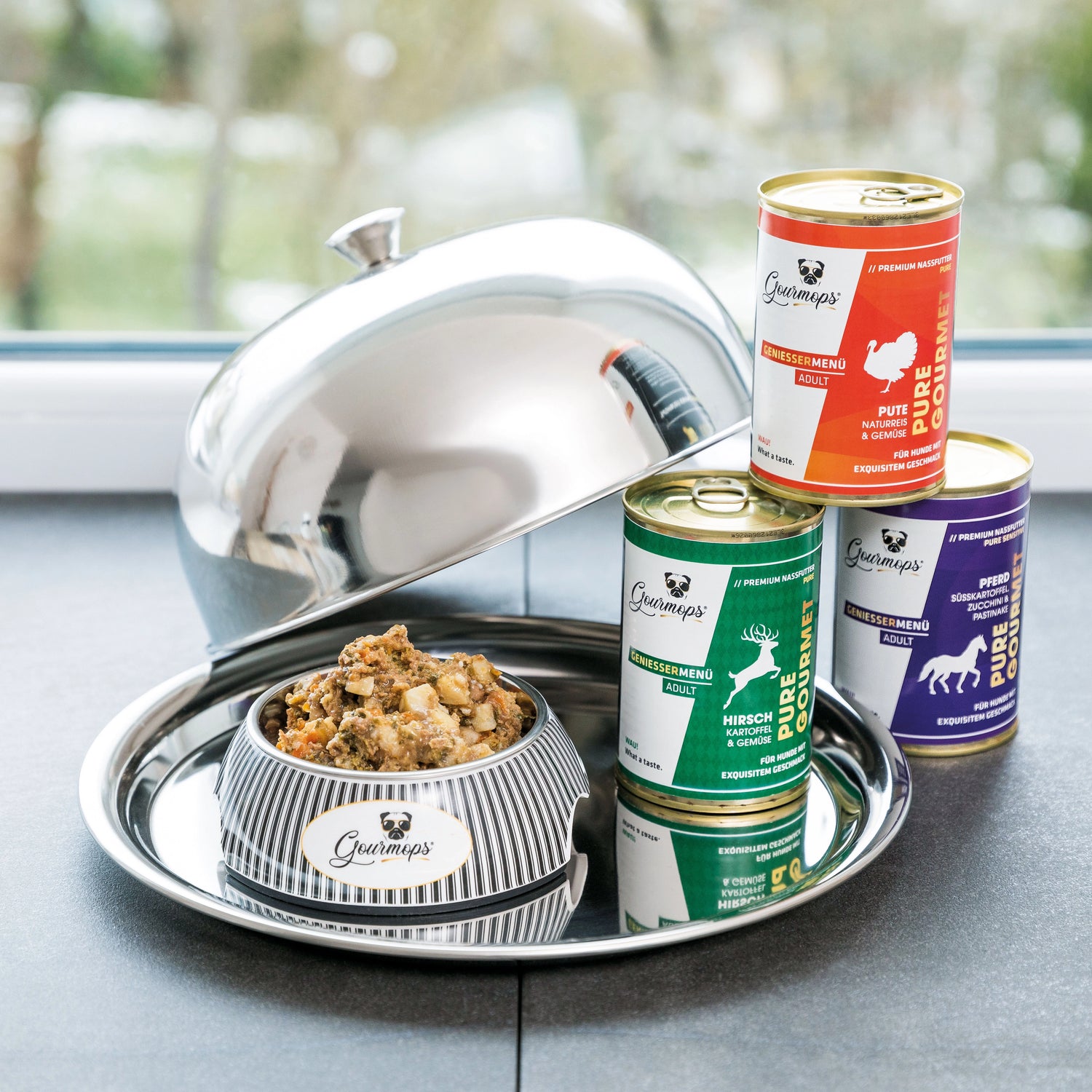 Gourmops Nassfutter stilvoll serviert auf edlem Tablett – Premiumqualität bis ins Detail