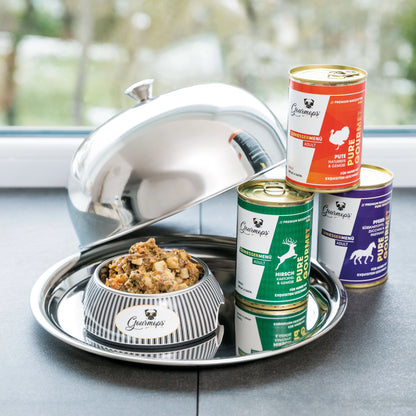 Gourmops Nassfutter stilvoll serviert auf edlem Tablett – Premiumqualität bis ins Detail